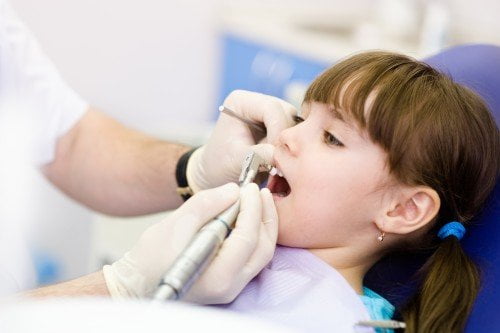Có nên nhổ răng sữa cho trẻ? 1