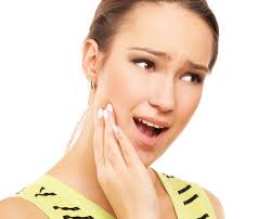 Xương hàm cần phải được củng cố liên tục mới tạo lực tác động lên răng. Lực nhai của xương hàm gây ra sự kích thích với các vùng xung quanh. Khi răng của bạn bị mất thì xương hàm sẽ bị tiêu dần đi, hao mòn dần và dây thần kinh ở vùng đó sẽ bị lộ ra. Chính vì vậy nếu dùng răng giả thì hàm giả sẽ chạm vào dây thần kinh gây cảm giác đau đớn cho bệnh nhân. Sự tiêu xương khi mất răng và ghép xương cần phải có kế hoạch điều trị cụ thể. Cấy ghép răng implant là một phương pháp dùng để phục hình cho các trường hợp răng bị mất để khắc phục hiện tượng trên. Implant là một trụ nhỏ được làm bằng chất liệu titanium dùng để cấy vào trong xương hàm, qua thời gian trụ implant sẽ bám chắc vào xương hàm để giữ vai trò như một chân răng, bên trên sẽ được gắn mão sứ để cấu tạo nên một chiếc răng như răng thật. Ưu điểm của kỹ thuật cấy ghép răng implant là bệnh nhân có thể sở hữu một chiếc răng như răng thật mà không cần phải mài răng như các phương pháp làm cầu răng hoặc hàm giả tháo lắp nên không ảnh hưởng đến cấu trúc răng thật của bệnh nhân. Sau khi cấy ghép răng implant, xương hàm được giữ vững chắc chắc, tính thẩm mỹ cao và thời gian bảo tồn răng implant là lâu bền. Tuy nhiên, mức chi phí của ca cấy ghép răng implant là cao hơn hẳn so với các phương pháp thông thường. Ngoài ra, để thực hiện cấy ghép răng implant thành công thì bệnh nhân phải chọn cơ sở nha khoa đảm bảo đầy đủ các tiêu chuẩn của Bộ Y tế đưa ra. Với kinh nghiệm nhiều năm trong nghề, bác sĩ Nguyễn Quang Tiến là người đã thực hiện thành công rất nhiều ca ghép xương nên tỷ lệ cấy ghép implant luôn thành công. Ngoài ra, địa chỉ nha khoa đó phải được đầu tư trang thiết bị máy móc hiện đại, các thiết bị được nhập khẩu trực tiếp từ nước ngoài thì sẽ hỗ trợ cho quá trình cấy ghép implant diễn ra nhanh chóng và an toàn hơn, phòng ngừa được các biến chứng có thể xảy ra. Tuy nhiên, để đạt hiệu quả cấy implant cao thì cũng cần có những tiêu chí cho bệnh nhân như sức khỏe tốt, xương hàm đầy đặn và mật độ xương tốt, không bị loãng xương. Trong trường hợp bệnh nhân bị tiêu xương hàm thì bác sĩ phải ghép thêm xương trước khi cấy implant. Kỹ thuật ghép xương rất hiện đại và an toàn nên bạn không phải lo lắng gì. Tuy nhiên nếu phải ghép thêm xương thì mức chi phí cấy ghép implant sẽ cao hơn so với trường hợp không ghép thêm xương.